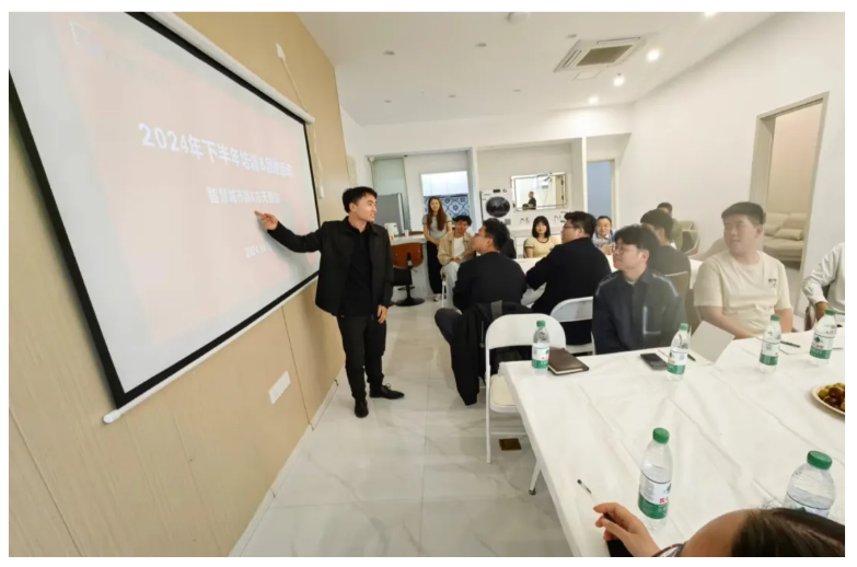 智慧碰撞，团队共融：一场别开生面的跨部门研讨与团建盛宴